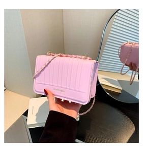 Détail du sac matelassé rose clair en PU avec chaîne dorée et lettrage tendance