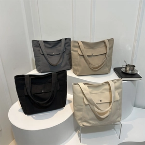 Sacs cabas minimalistes en toile en quatre couleurs avec poches à pression et poches latérales