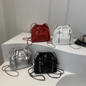 Mini sacs seaux à cordon en rouge, blanc, argent et noir avec chaînes à nœuds