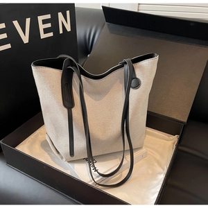 Canvas-Einkaufstasche mit schwarzen Lederriemen in einer Premium-Geschenkbox