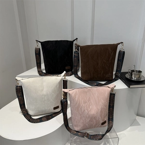 Fashion pleated hobo bag in four colors with vintage woven straps and spacious bucket design