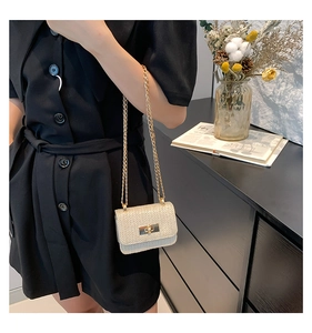 Mini borsa a tracolla con trama intrecciata, catena dorata e dettaglio serratura in metallo