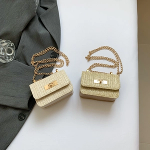 Mini borse a tracolla intrecciate in beige e marrone con catena dorata e chiusura girevole