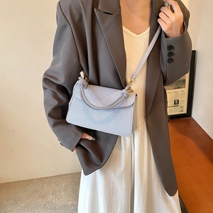 Sac bandoulière chic à rayures bleu clair avec poignée à nœud tissé pour femmes