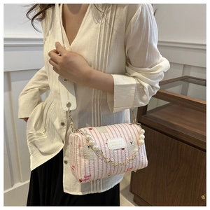 Détail de sac bandoulière floral avec chaîne en perles et sangle textile tendance