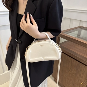 Schicke weiße halbkreisförmige Handtasche mit abnehmbarem Gurt und Griff für Damen