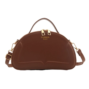 Braune Kunstleder-Halbmond-Schultertasche mit goldenen Zippern und Trageriemen