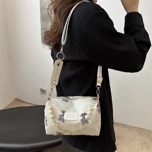 Sac à épaule floral avec motif ours bleu, chaîne en perles et large bandoulière