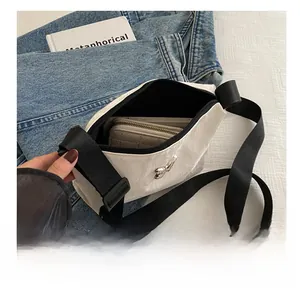 Detailansicht der weißen Umhängetasche mit silberner Schleife und geräumigem Innenraum