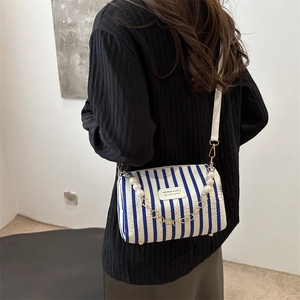 Sac bandoulière rayé bleu et blanc avec chaîne de perles et étiquette mode