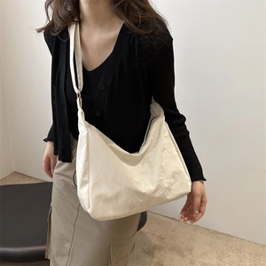 Borsa hobo avorio minimalista di grande capacità con pelle testurizzata e tracolla larga
