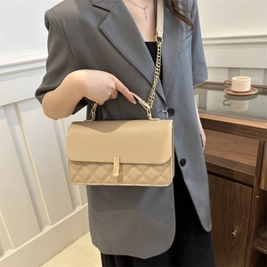 Sac à main beige matelassé avec fermoir doré et bandoulière chaîne pour épaule ou croisé