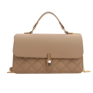 Petit sac bandoulière kaki minimaliste avec motif matelassé et chaîne dorée
