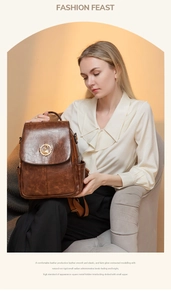 Dettaglio dello zaino vintage in pelle marrone con logo uccello dorato e finitura premium