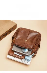 Vista interna che mostra la grande capacità dello zaino vintage in pelle marrone per tablet da 9,7"