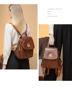 Dettaglio dello zaino vintage marrone con rilievo di cigno dorato e finta pelle testurizzata