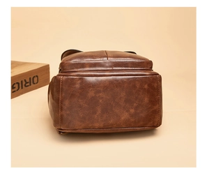 Dettaglio della trama in finta pelle marrone scuro vintage e della cucitura del fondo rinforzata
