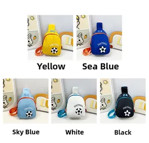 Detalle de riñoneras infantiles de fútbol disponibles en cinco colores vivos