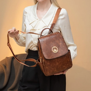 Zaino vintage da donna in pelle marrone con fibbia a cigno e trama effetto crepato