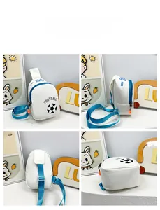 Vista de detalle del bolso bandolera infantil de fútbol desde ángulos frontal y lateral