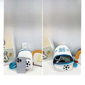 Detalle de la riñonera de fútbol para niños que muestra el espacio interior y el tamaño real