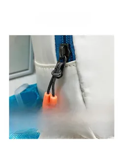 Detalle de riñonera de nailon blanco con cremallera azul y tiradores naranjas