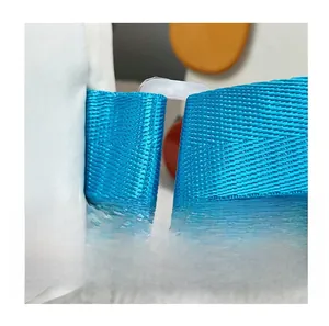 Detalle de correa de nailon azul y hebilla transparente en bolso de pecho infantil