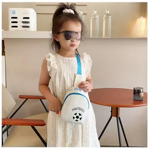 Detalle de riñonera infantil de lona blanca con estampado de fútbol y correa azul