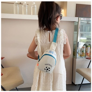 Bolso de pecho infantil fútbol con estampado número 24 en modelo niño en una cafetería