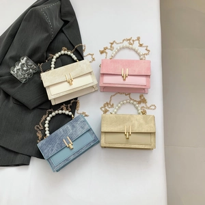 Sacs à bandoulière carrés avec anses en perles et texture tissée en quatre couleurs
