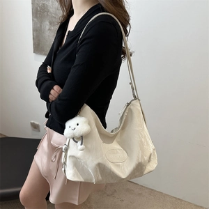 Sac bandoulière demi-lune blanc cassé avec chaîne et pendentif nuage en peluche élégant