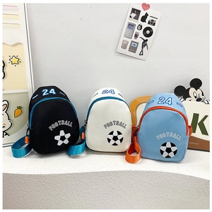 Detalle de tres bolsos de pecho infantiles con motivos de fútbol negro blanco y azul