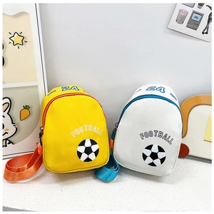 Detalle de mini bolsos bandolera para niños con motivos de fútbol en varios colores