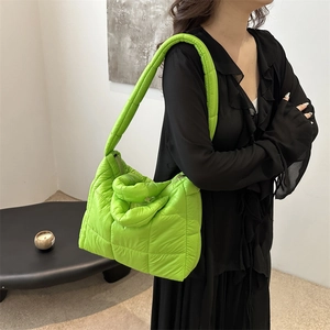 Minimalistische felgroene gewatteerde puffy tote bag met brede schouderband voor dames