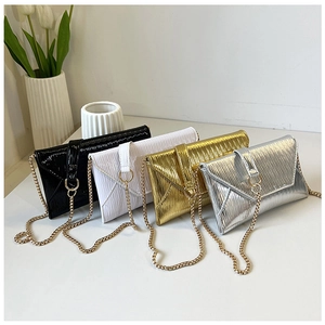 Pochettes enveloppe en noir blanc or et argent avec une texture plissée métallique