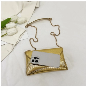 Pochette enveloppe dorée plissée avec chaîne et téléphone pour la taille
