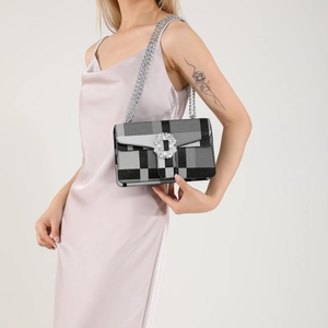 Sac bandoulière chic à carreaux avec boucle en strass et bandoulière chaîne argent