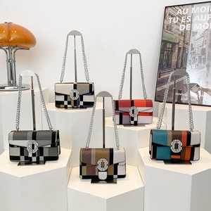 Sac à bandoulière à carreaux tendance avec boucle en strass et chaîne en métal en cinq tons