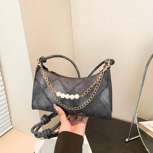 Sac bandoulière demi-lune en denim avec chaînes dorées et détails de perles blanches