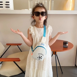 Bolso bandolera blanco para niños con motivo de fútbol azul y correa ajustable