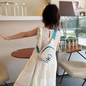 Bolso de pecho infantil blanco con estampado de fútbol y correas azules deportivas