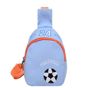 Bolso de pecho deportivo para niños azul claro con estampado de fútbol y cremalleras
