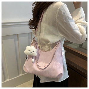 Bolso tote rosa marmoleado con colgante de nube y detalle de cadena metálica