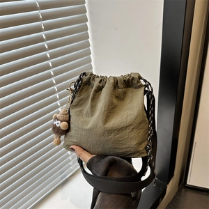 Borsa a Secchiello Plissettata in Nylon da Donna Coulisse Moda Tracolla Borsa Messenger Con Simpatico Pendente Mostro Di Peluche