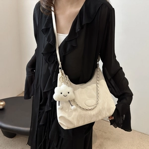 Bolso de Hombro Hobo Plisado para Mujer Con Colgante de Nube de Peluche Cadena de Metal Cuero PU Suave Gran Capacidad Bandolera