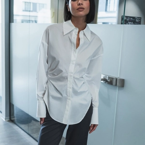 Chemise blanche en coton à manches longues pour femmes avec taille froncée ajustée