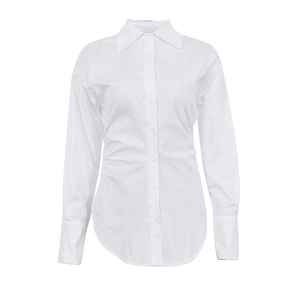 Détail du design de la taille froncée et de l'ourlet incurvé sur cette chemise blanche