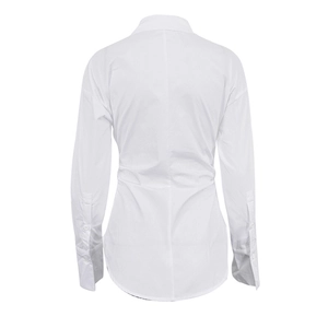 Détail des coutures au dos et de la taille ajustée de cette chemise blanche en coton