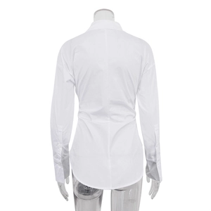 Vue arrière de la chemise blanche en coton ajustée montrant la coupe cintrée au dos