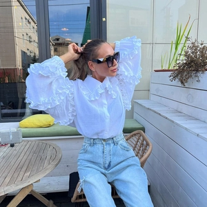 Chemisier élégant en coton blanc avec manches lanternes et col volanté avec jean denim